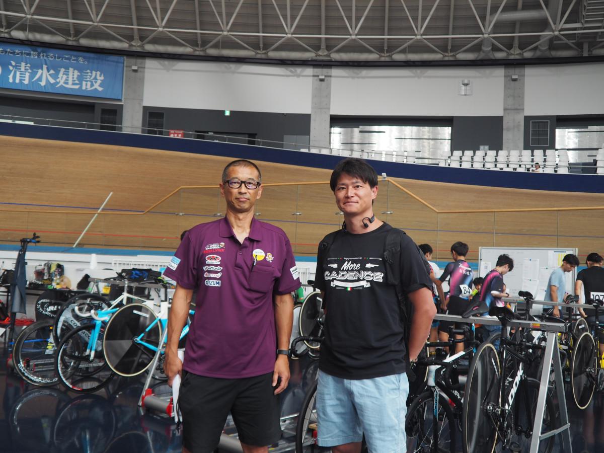 「2026 Challenge The IzuVelodrome」の会場に立つ日本サイクルスポーツセンターの野田尚宏さん（左）と日本自転車競技連盟の井田瑞樹さん