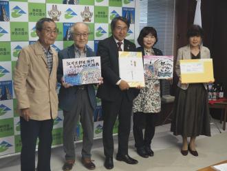 「伊豆昔語りの会」が10月26日に伊豆の国市役所を訪れ、伊豆の国歴史館「いずしる」活用事業の一環で実施した「いずしる昔語り」紙芝居制作ワークショップの成果を山下正行市長に報告した。