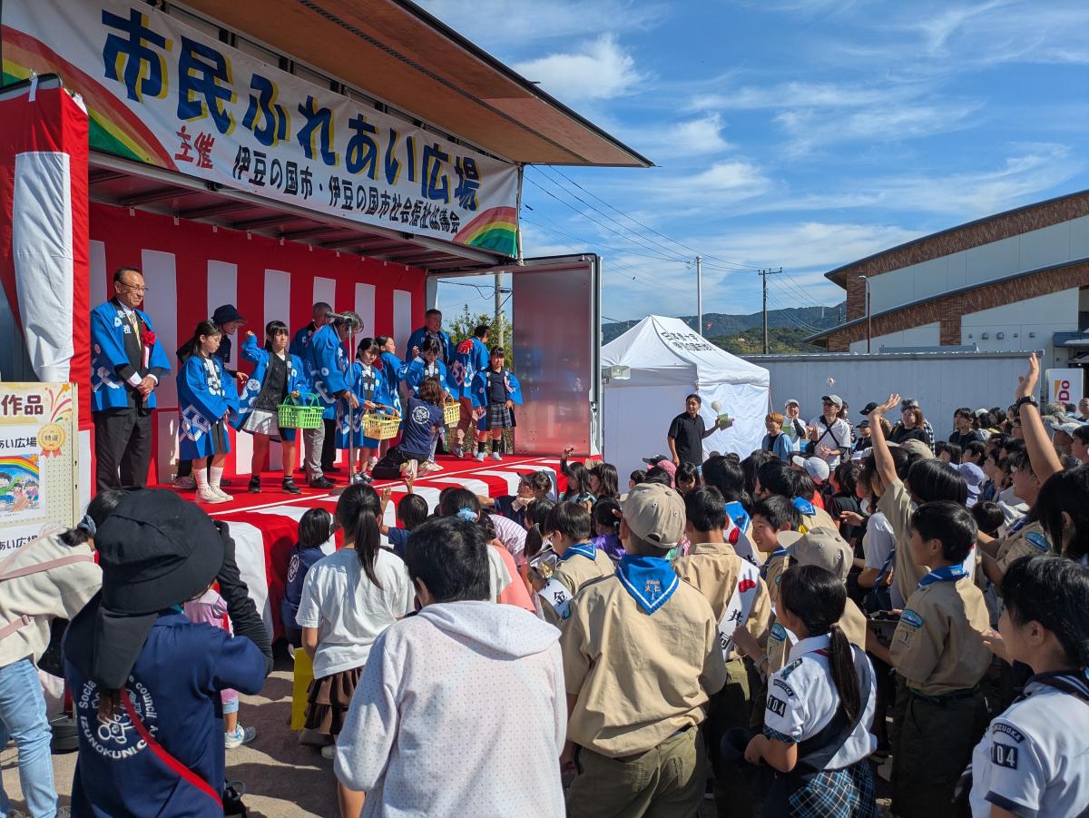 多くの来場者でにぎわった「もち・お菓子まき」