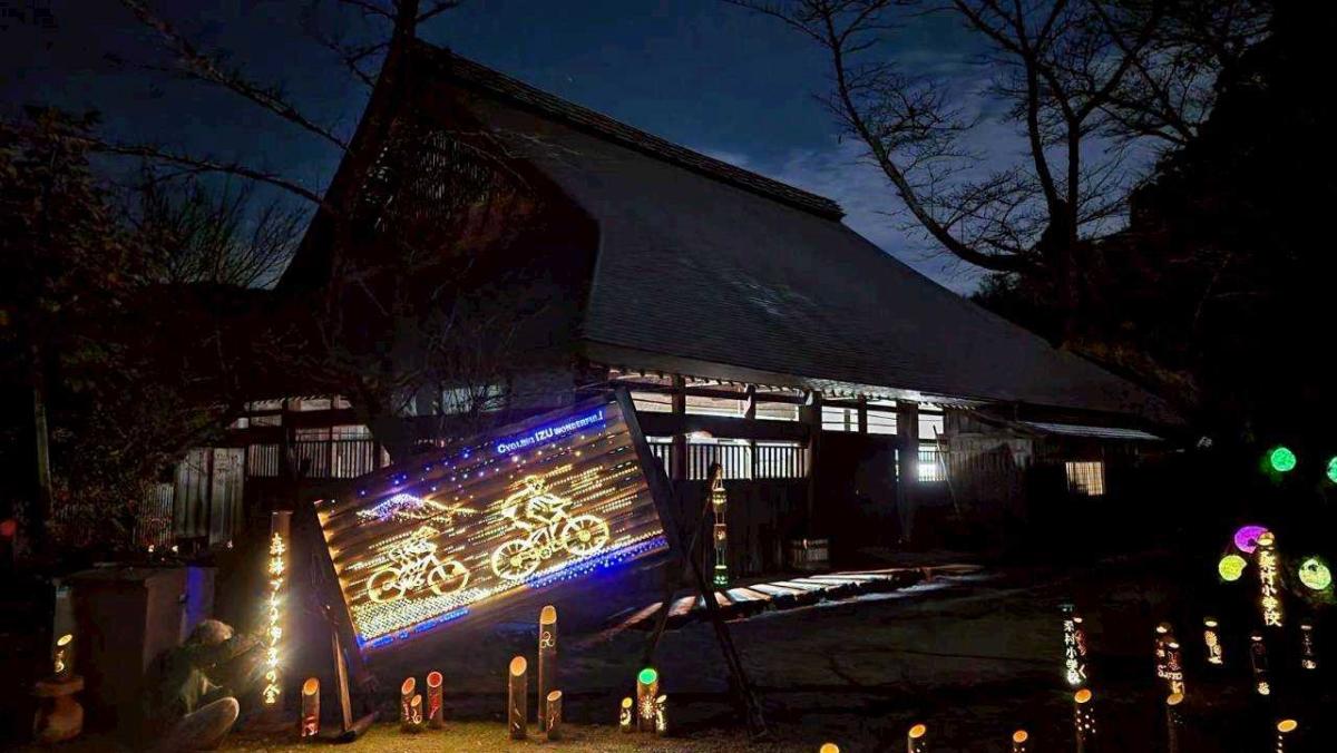 江川邸を背景に展示された竹灯り作品（昨年の様子、写真提供＝江川邸竹灯り実行委員会）
