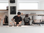 国内のロースターたちが手掛けたシングルオリジンのコーヒー豆を提供する「ALPHA BETA COFFEE CLUB」カウンター