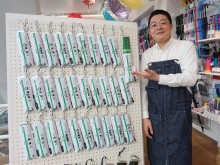 自由が丘の傘ブランドが「山手線駅名標」をデザインした折り畳み傘販売へ