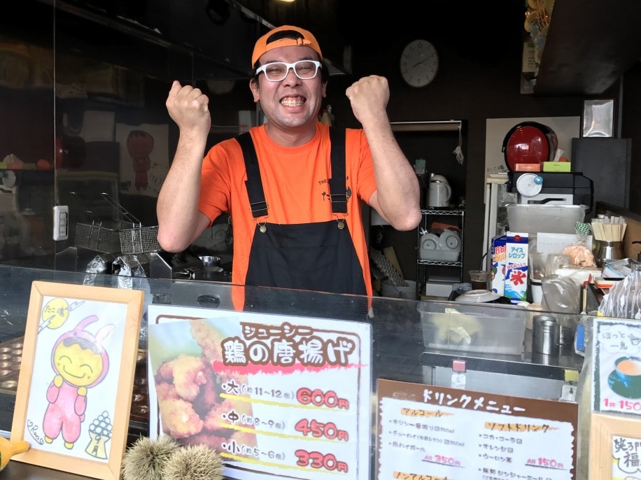 2周年を喜ぶ店主の内山さん