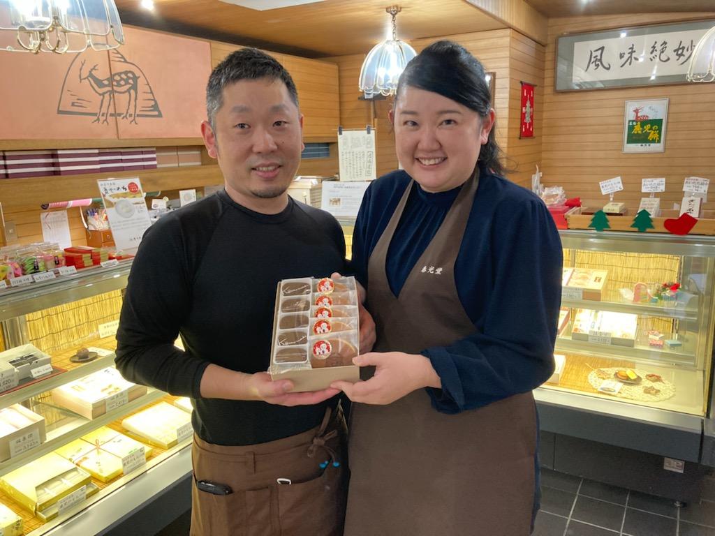 「鹿児のもちショコラ」と「サンタどら焼き」詰め合わせをPRする宮田さん夫妻