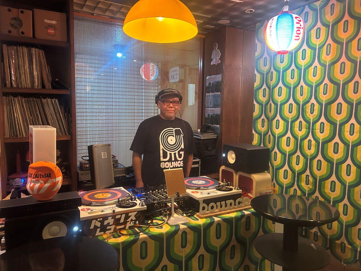 ターンテーブルの前に立つ店主のDJ RIGOさん