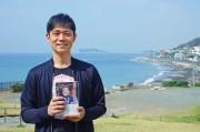 「青木さんの35周年と35歳の自分との縁も感じる」と本書を手にする古谷さん。「物としての本が大好き。ぜひ注文、購入は書店を通して」と呼び掛ける