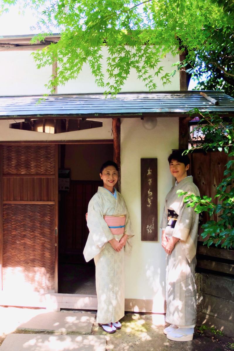 「旧大佛次郎茶亭」玄関で、客を迎えたスタッフの佐藤晴美さん（左）と斎藤康子さん