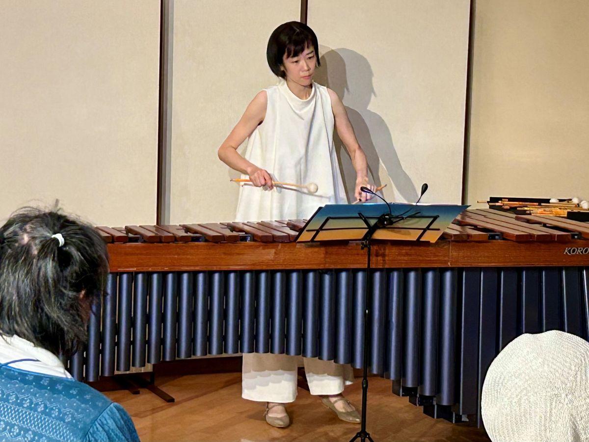 マリンバを演奏する神谷紘実さん