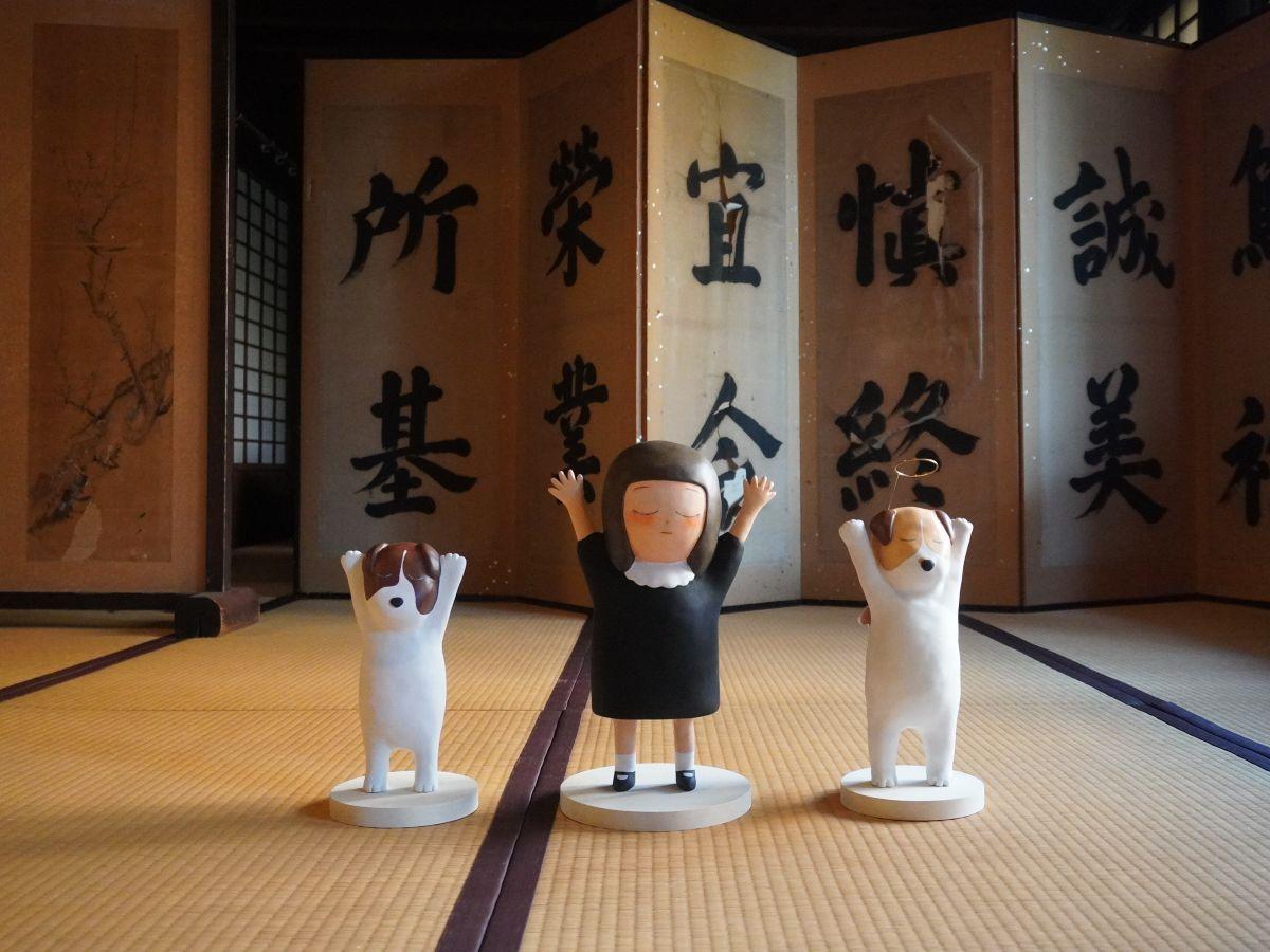 廣誓寺で展示する山口実華さんが愛犬との日々を表現した「ばんざいねんね」