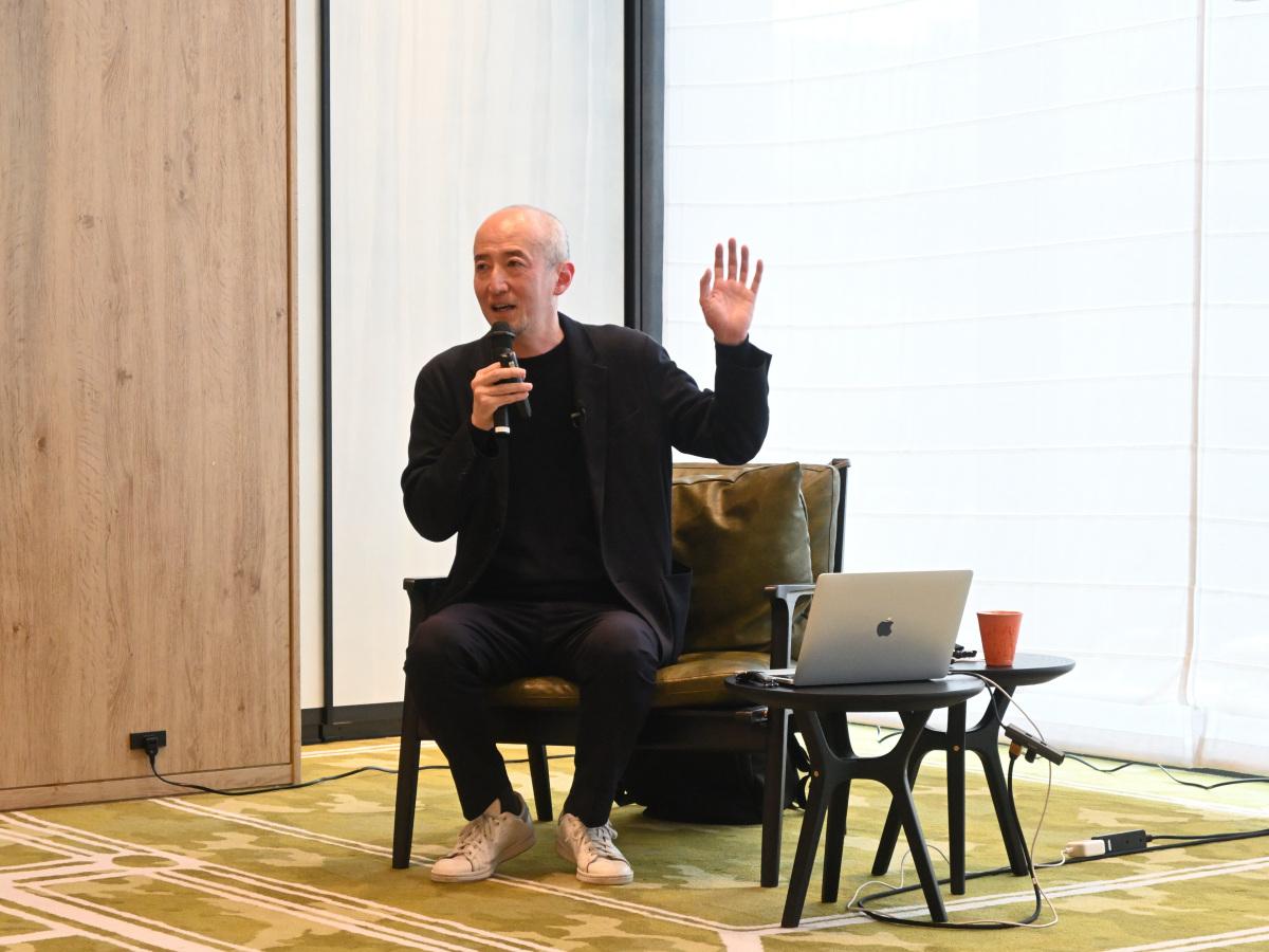 講演する金沢21世紀美術館館館長・鷲田めるろさん