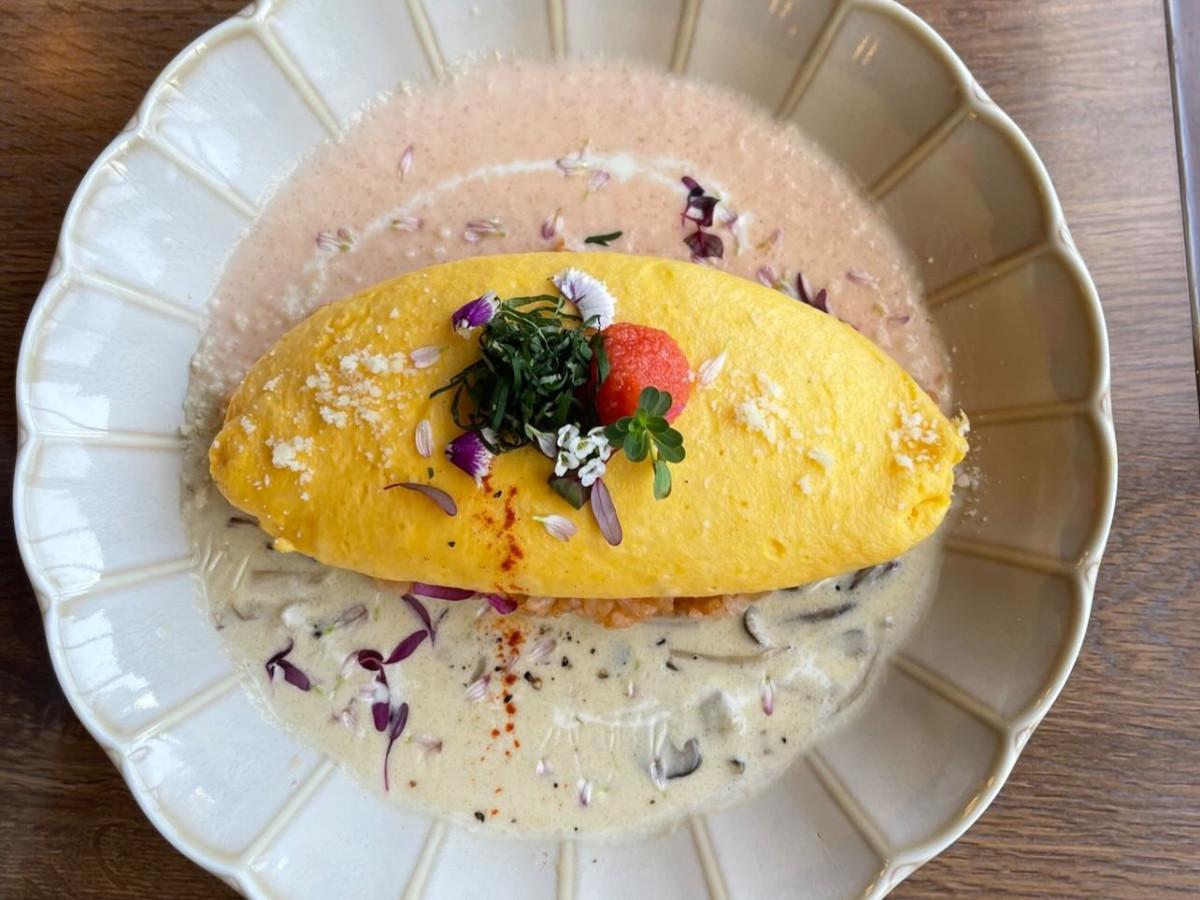 看板メニューのオムライス（写真提供＝pension たいむりー）