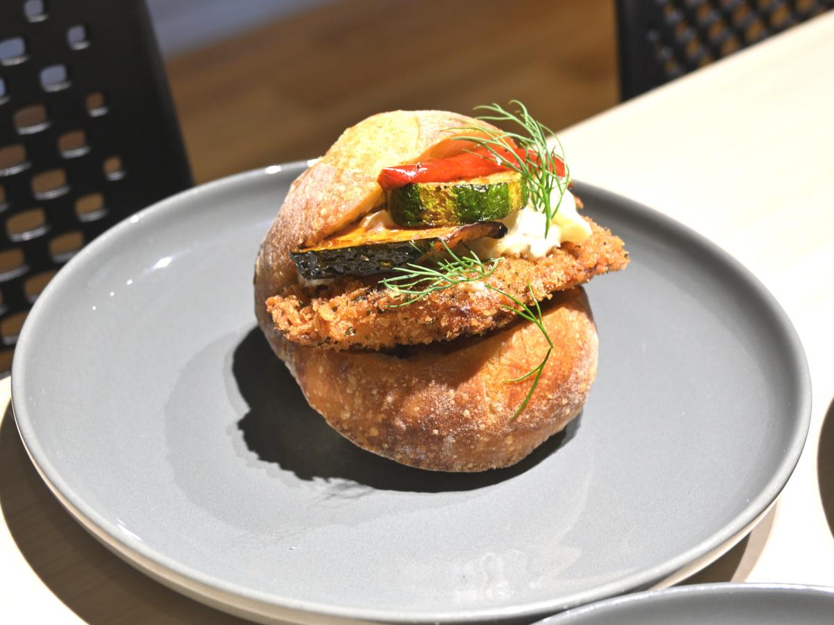 「サクラカフェテラス」の「サーモンフィレと季節野菜のフリットブールサンド」