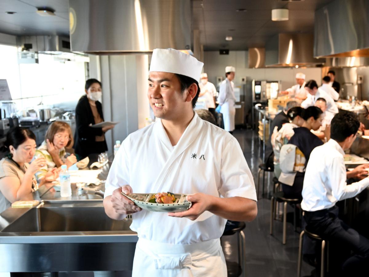料理を提供する研修生