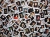 インスタントカメラで撮りためたサイン入り写真、10年分200点公開