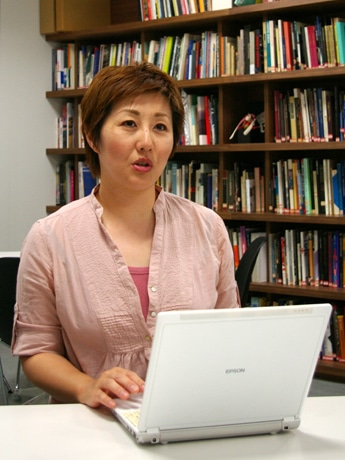 「PetFinder(ペットファインダー)」を主催する阿部麻紀子さん。ウェブプロデューサーとしてソーシャルビューワアプリの開発に携わっている