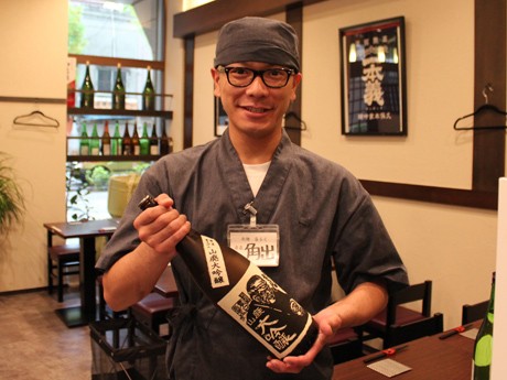 日本酒に詳しいという店長の角出大介さん「北陸の酒を飲み比べて」