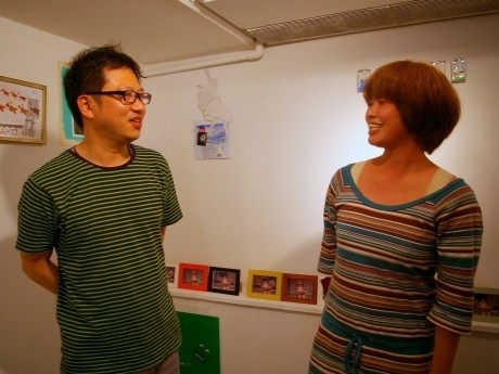 ギャラリー「fabre8710」の代表・南口俊樹さん(左)と、グループ展に参加したセサミスペースさん(右)。7月2日からは、セサミスペースさんの個展が始まる