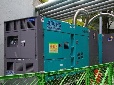 東京ドーム裏に設置された自家発電機は5台で最大1260キロワットの電力を賄う