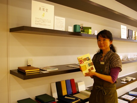「ノートは飾るだけでなく、ぜひ普段使いで」。同社が監修、製本(フランス装仕立て)を担当した「はじめての手製本」(美術出版社)と上島社長