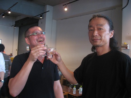 オーナー小松さん(右)と日本酒ナイト常連の渡部さん(左)