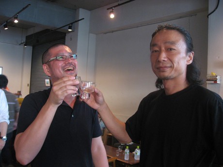 オーナー小松さん（右）と日本酒ナイト常連の渡部さん（左）