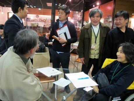 人の輪ネット代表の能登春男さん(右から3人目)とスタッフ