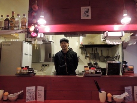 「生碼麺食道(サンマーメンショクドウ)」カウンター席。カウンター内は店主の田所さん