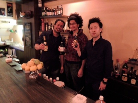 ネパール人のビカスさん(左)と大阪人の石田さん(右)が経営する「ウォルトンズ」。写真の真ん中は従業員でフランス人のオードリーさん