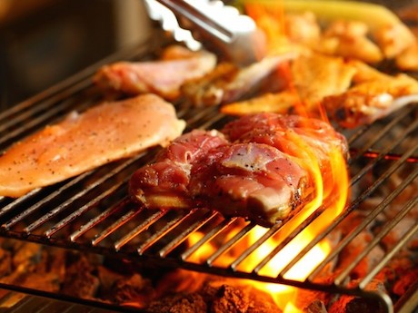 丹波地鶏のさまざまな部位を焼き上げて提供