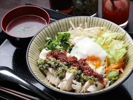 「鶏飯丼 温玉のせ」