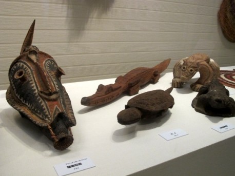 パプアニューギニアで収集された精霊仮面 左 や ワニ カメの造形品 土製動物像など 神田経済新聞