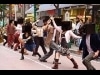 パフォーマンスグループが身体表現のワークショップ