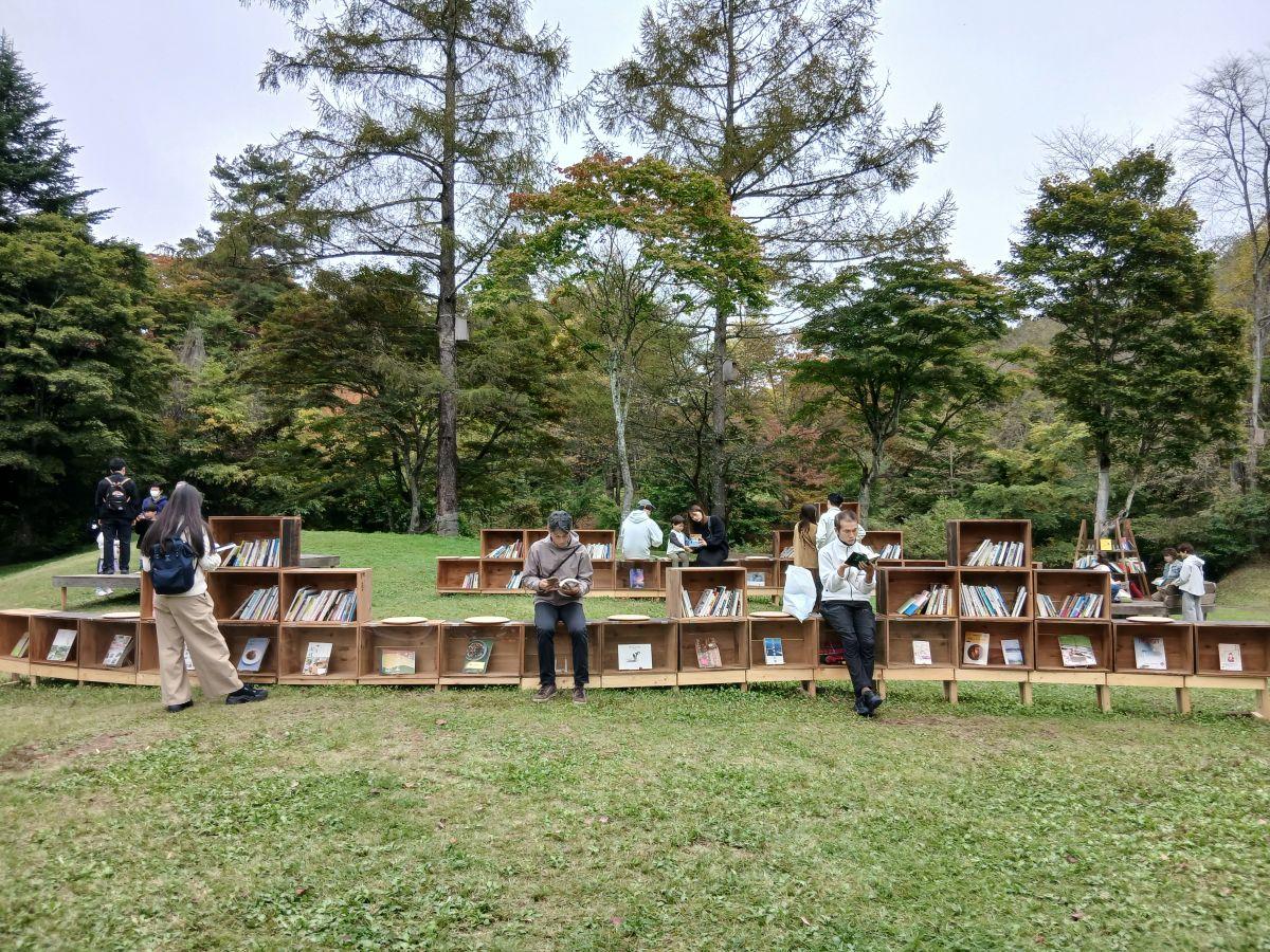 「丘の上のブックシェルフ」に600冊の本が並ぶ。