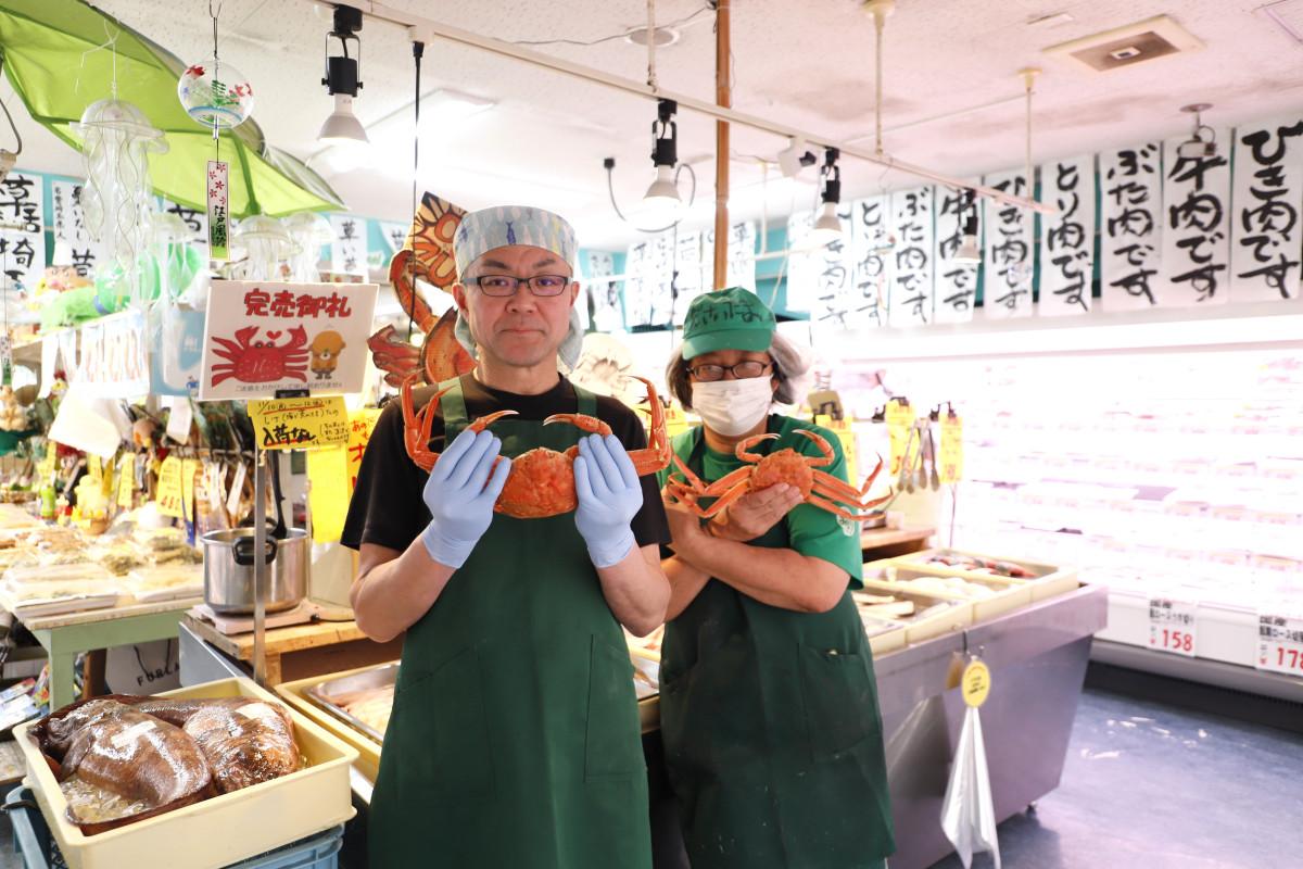 （左から）塩浦朗社長、総菜部の河内みどりさん