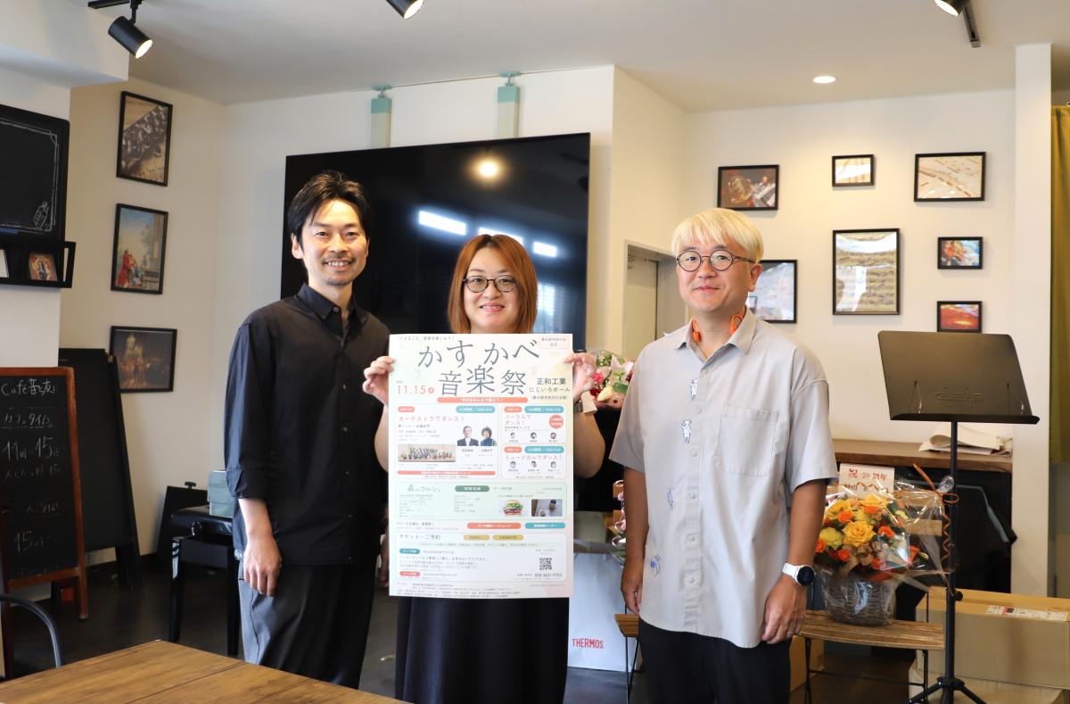 （左）同楽団代表の高橋一泰さんと楽団メンバー、関係者ら