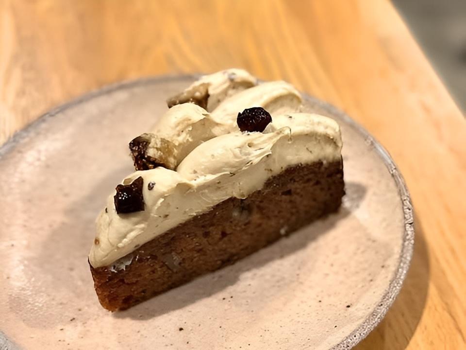 チーズフロスティングが載った王道のキャロットケーキも