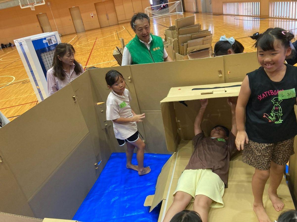 段ボールベッドや仕切りを制作