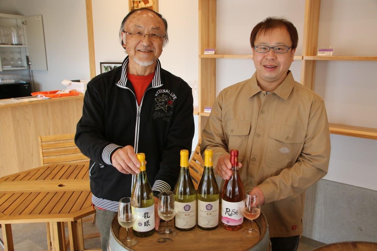 「ドメーヌ・ヒロキ」の社長の横山弘樹さん(右)と父親で会長の嘉道さん(左)
