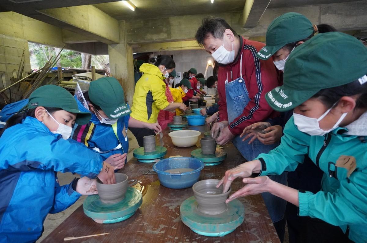 世界で一つの茶わん碗作りを楽しむ子どもたち