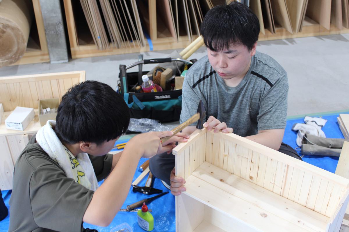 木工職人の手ほどきを受けながら作る参加者