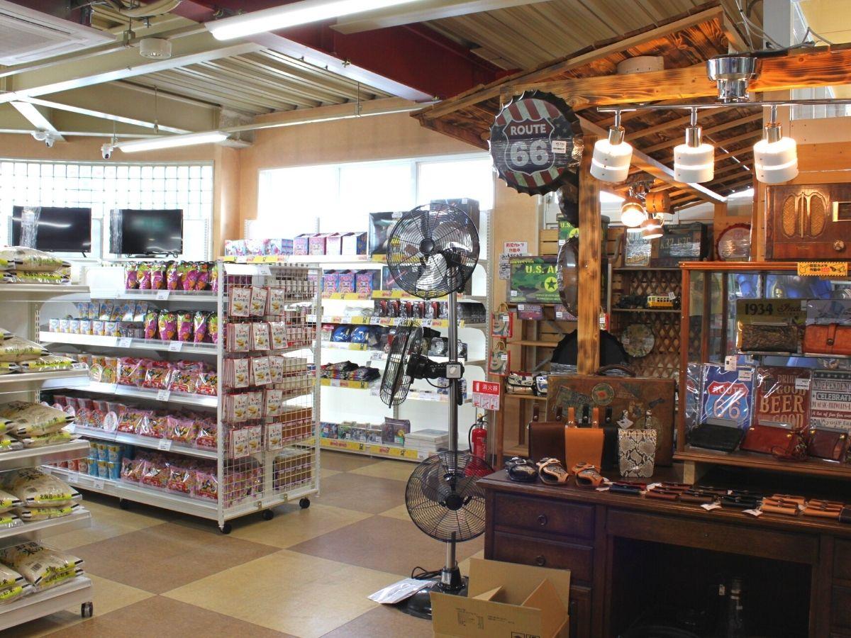 ディスカウント商品とアウトレット商品が並ぶ店内