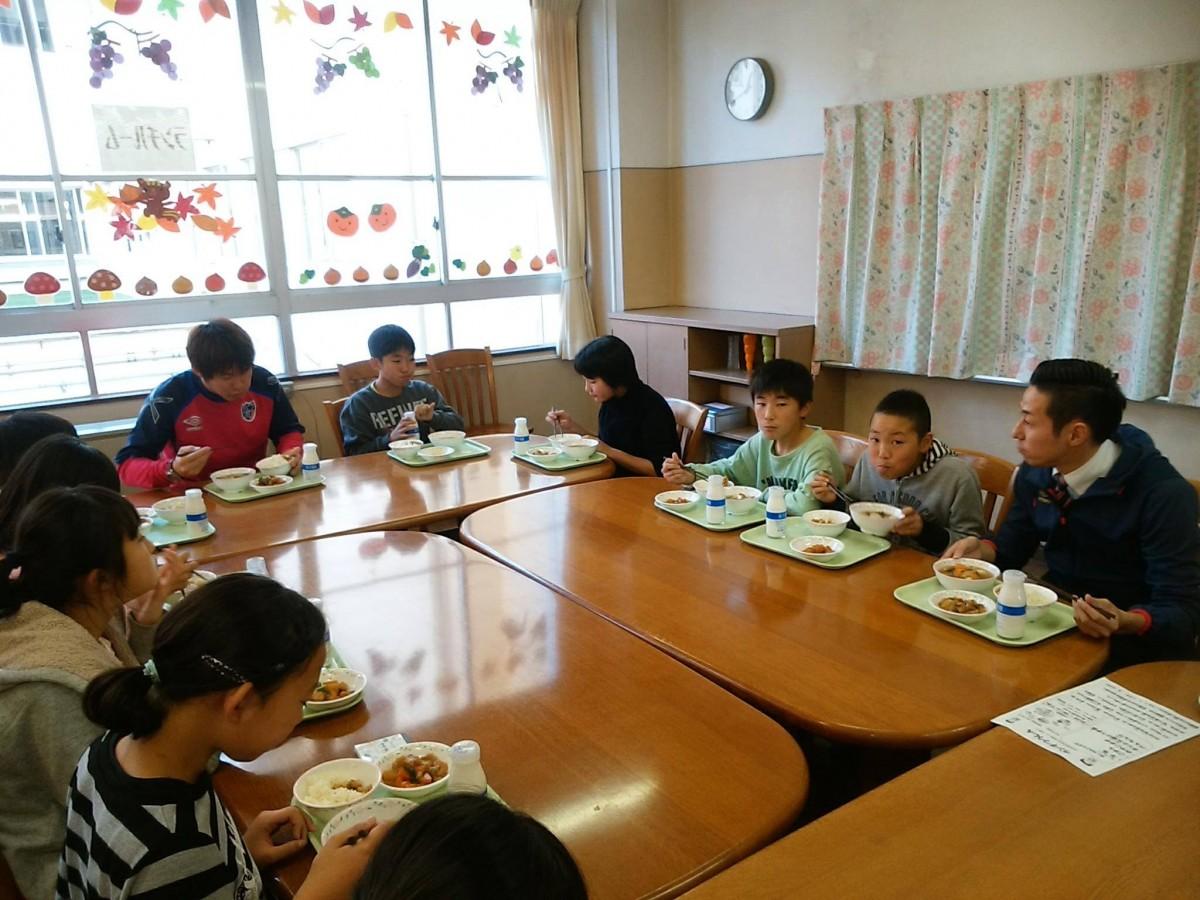 小平の小学校でFC東京・吉本選手が特別授業