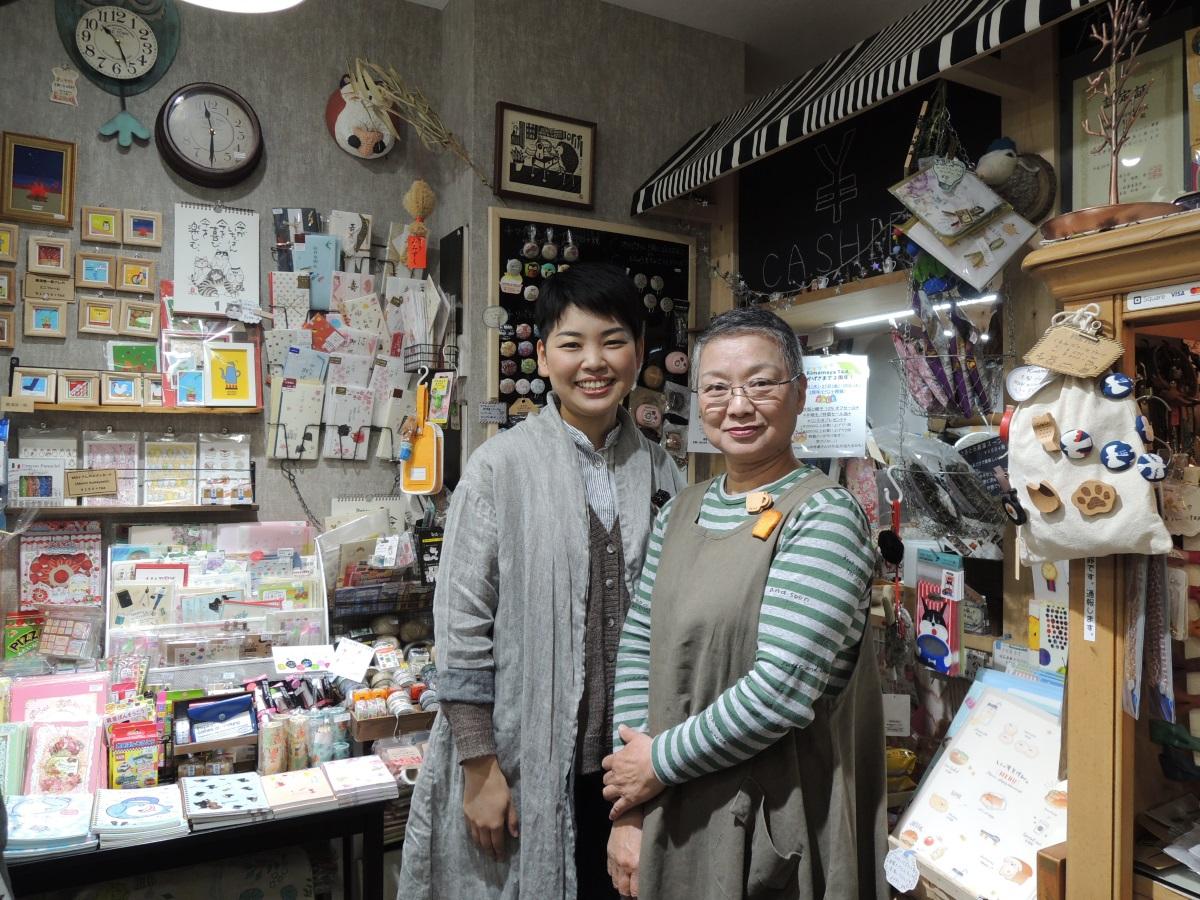 店主の樋口智子さん(左)と母の敬子さん(右)