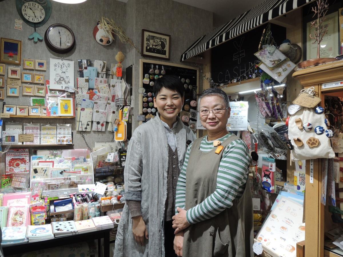 店主の樋口智子さん（左）と母の敬子さん（右）