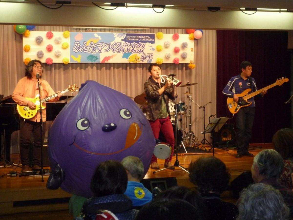 参加バンド「Big市川&B3」とコラボする同市公式キャラ「ぶるべー」