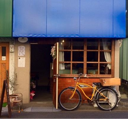 青い屋根が目印。商品は自転車で運んでいる