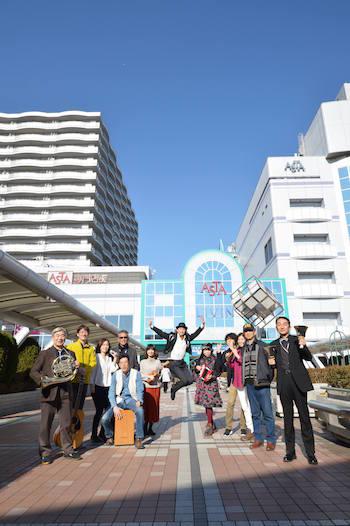 「西東京ペデライブ」会場に集まる西東京市文化芸術振興会のメンバー