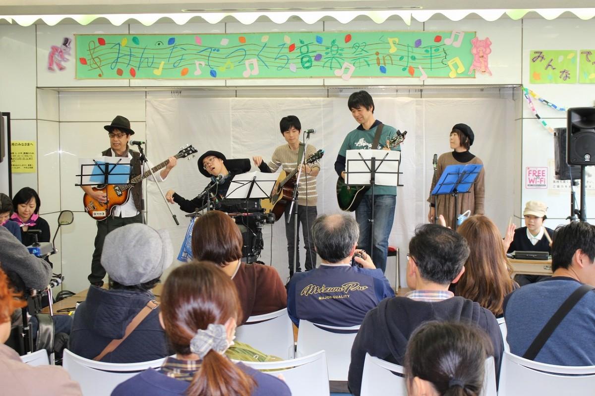 「ロック=リバー=サイドwith友」の演奏の様子。音楽には垣根を越えてリズムを共有する楽しさがある