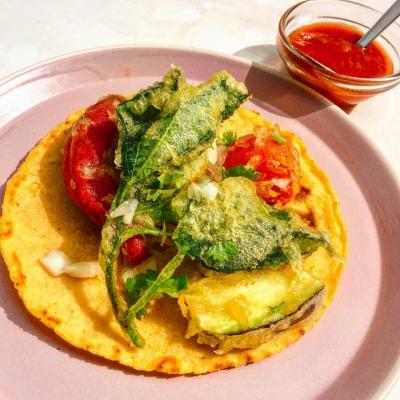 「Tacos Mercado」の「小平野菜の天ぷらタコス」