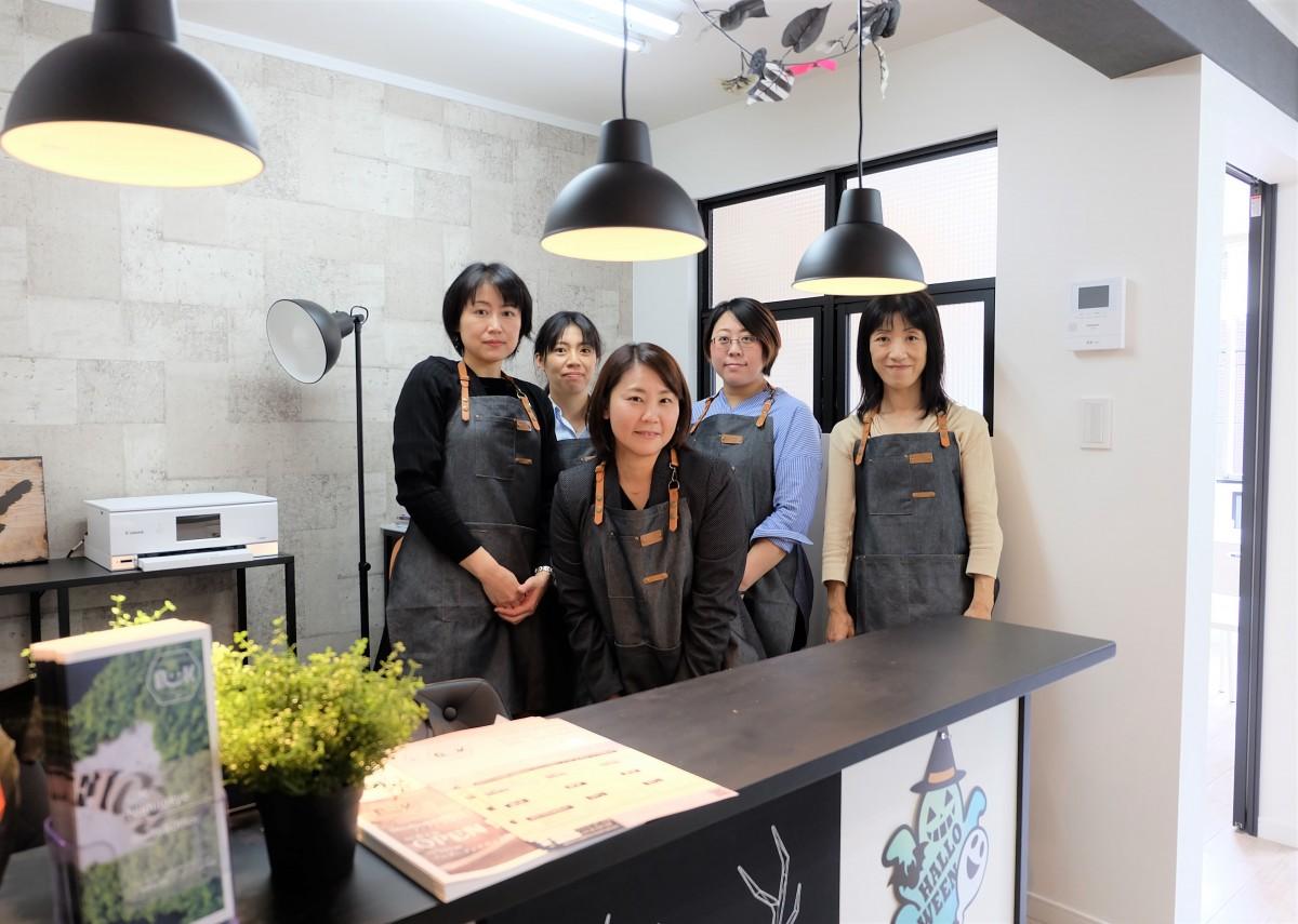 中央がHug&Yoga代表の伊勢さん。営業中は女性スタッフが常駐する